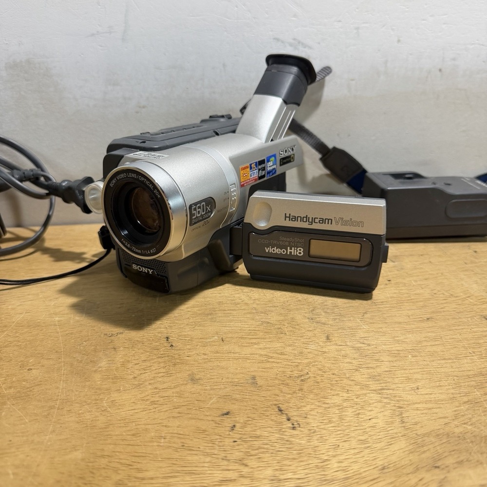 Sony CCD-TRV608 Handycam Vision Video Hi8 Camcorder w/ Battery & Charger Tested